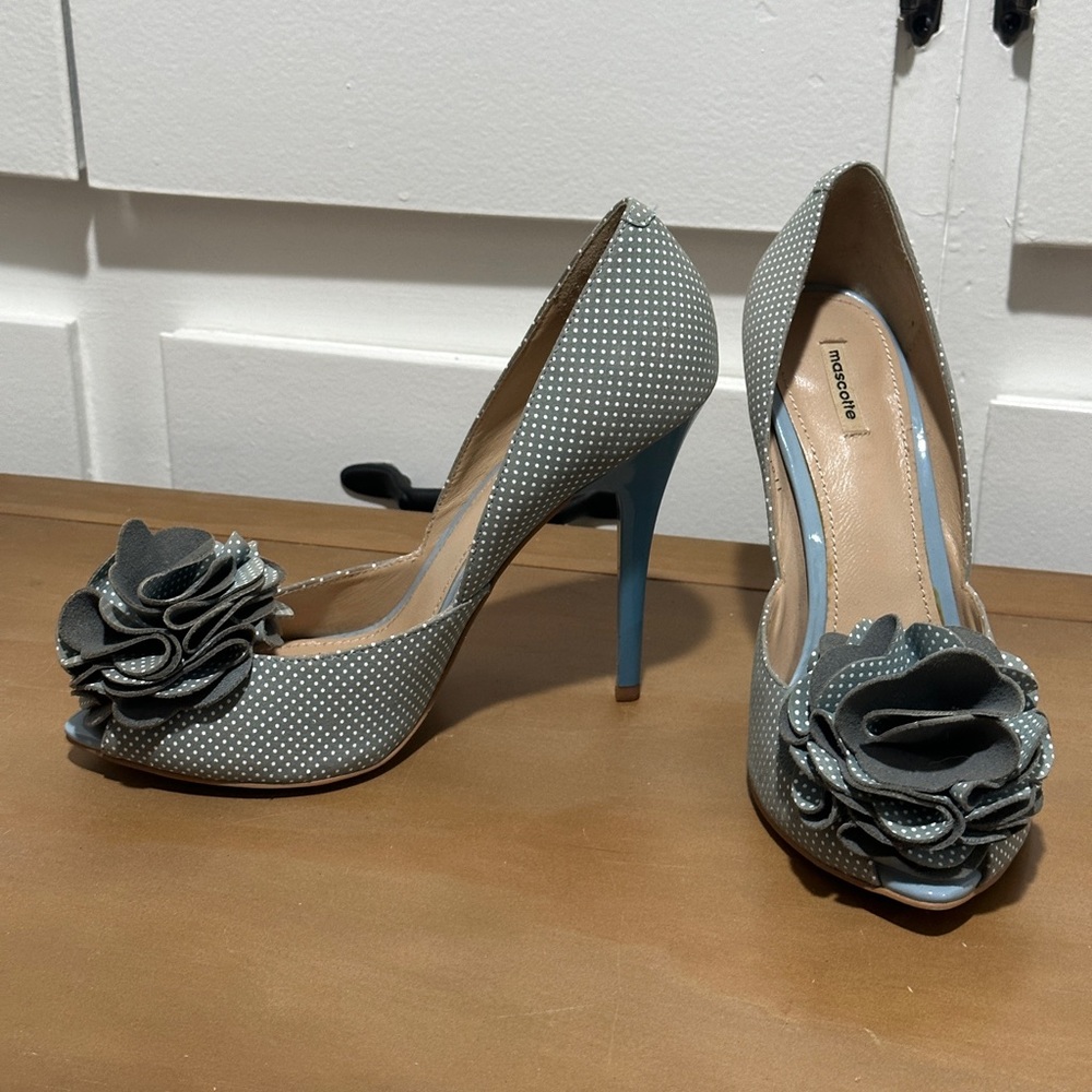 Blue leather high heels shoes with a pompon